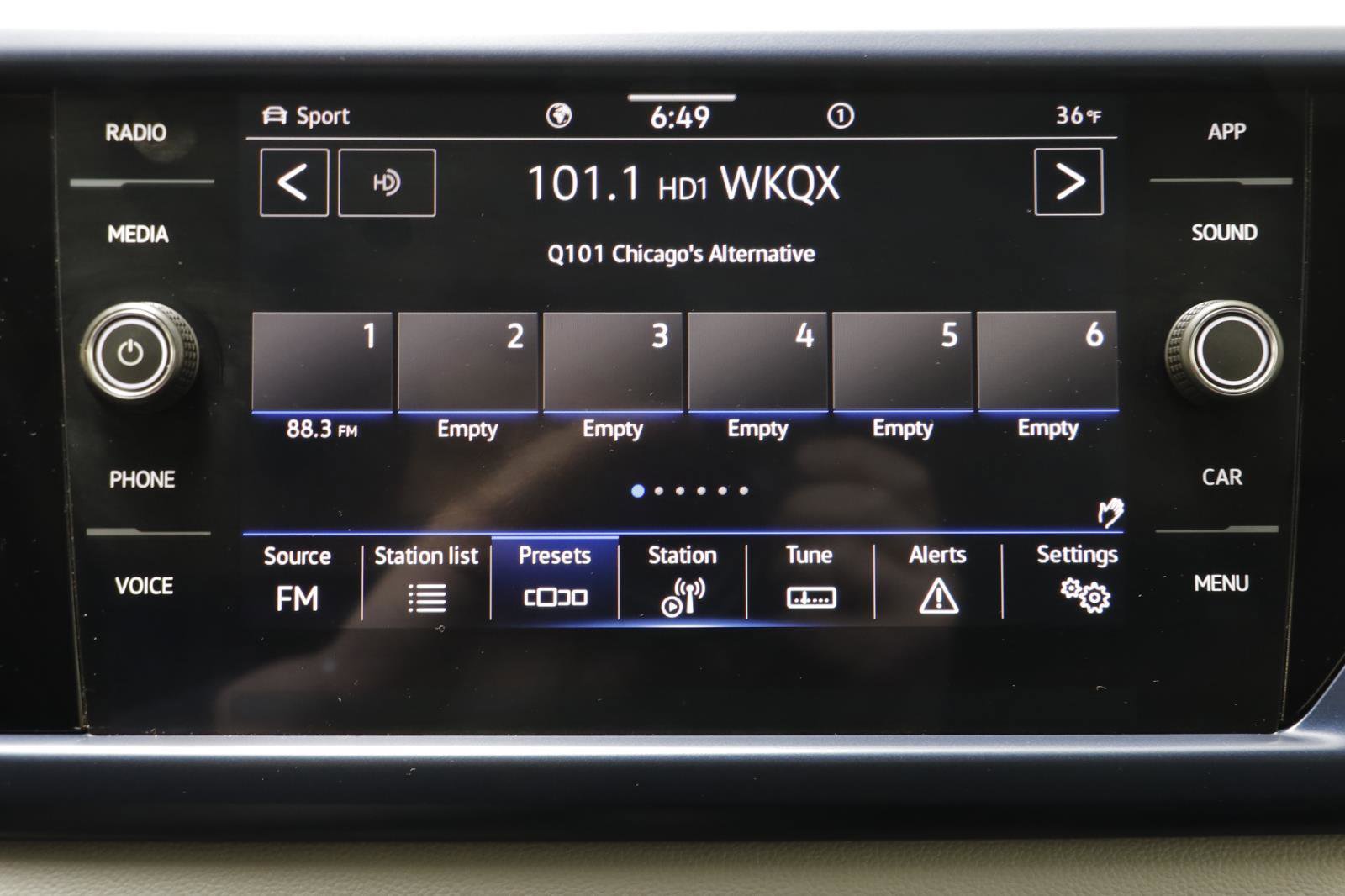 Certified 2023 Volkswagen Taos SE w/ Black Wheel Package image 9