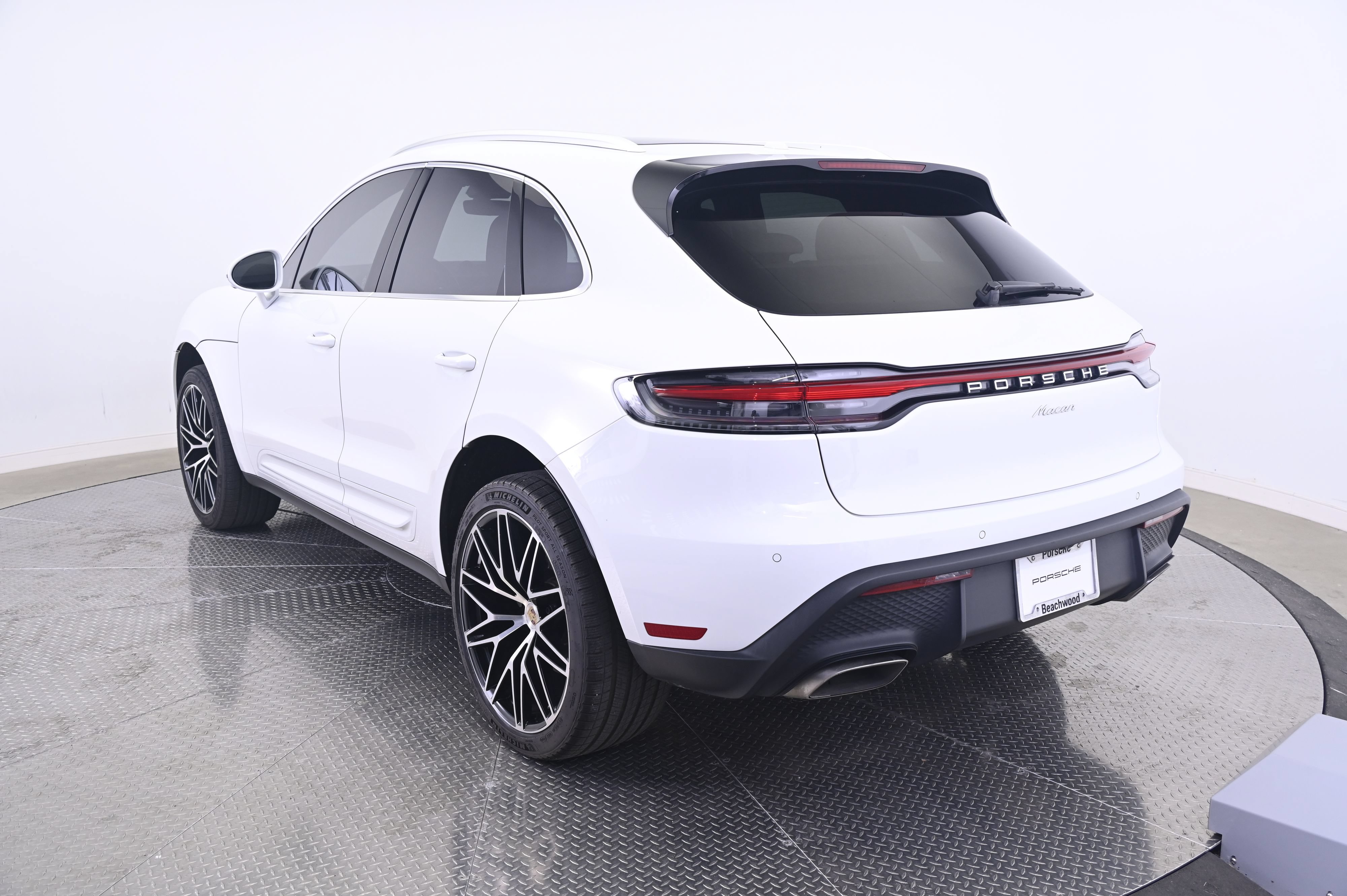Certified 2024 Porsche Macan AWD/4WD image 3