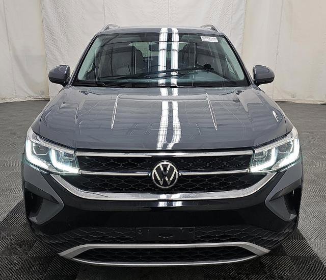 Used 2022 Volkswagen Taos SEL w/ Panoramic Sunroof Package image 2