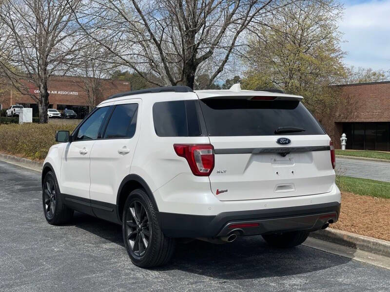 Used 2017 Ford Explorer XLT w/ Equipment Group 202A FWD image 5