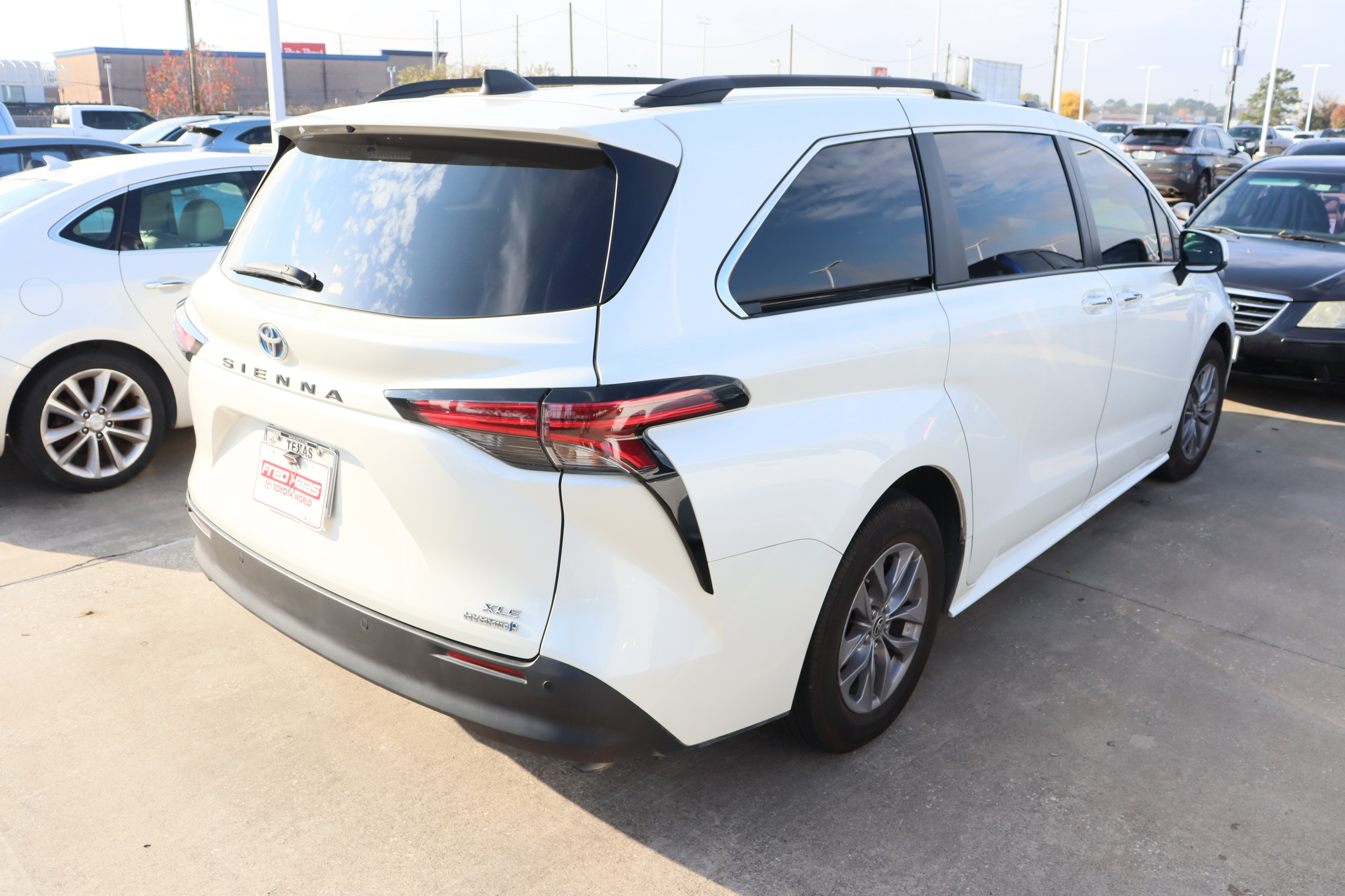 Used 2021 Toyota Sienna XLE image 9