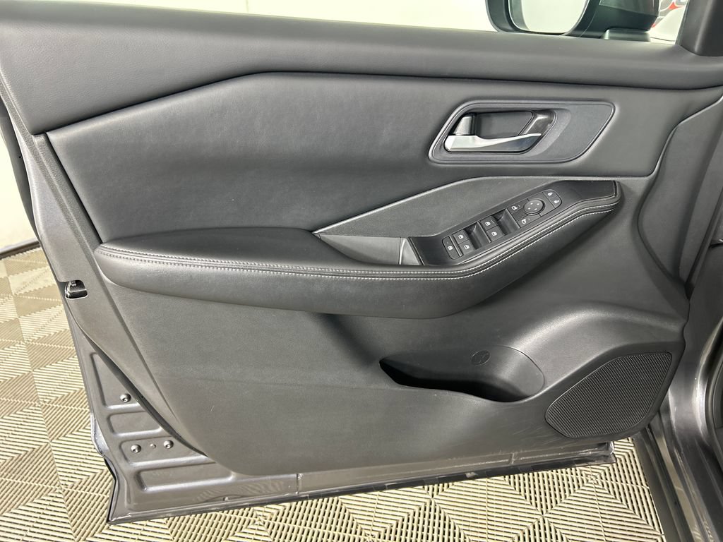 Used 2024 Nissan Rogue SV FWD image 11
