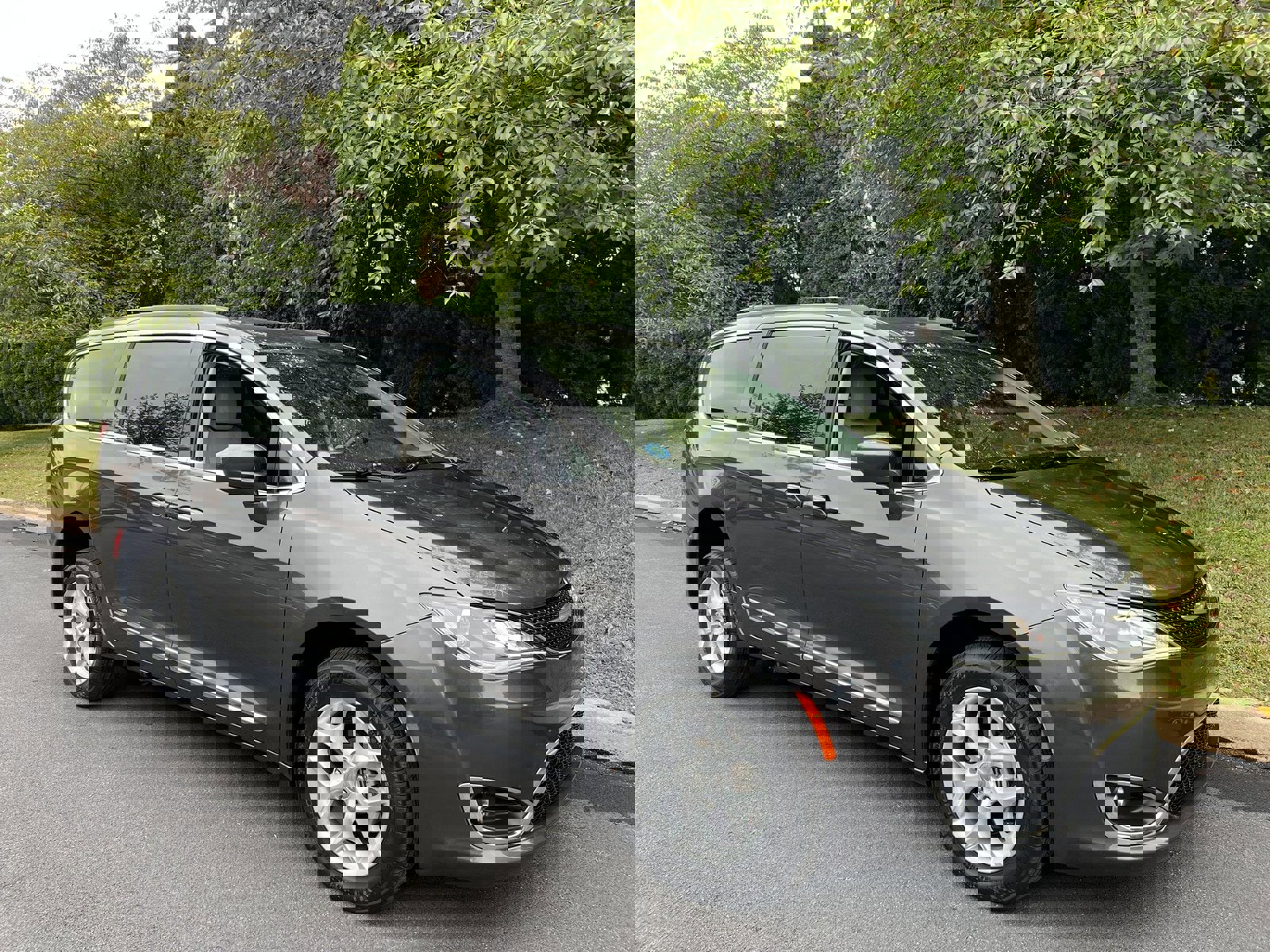 Used 2017 Chrysler Pacifica Touring-L w/ Tire & Wheel Group image 39