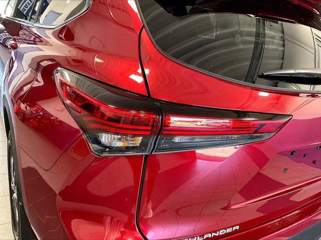 Used 2023 Toyota Highlander XLE AWD/4WD image 35