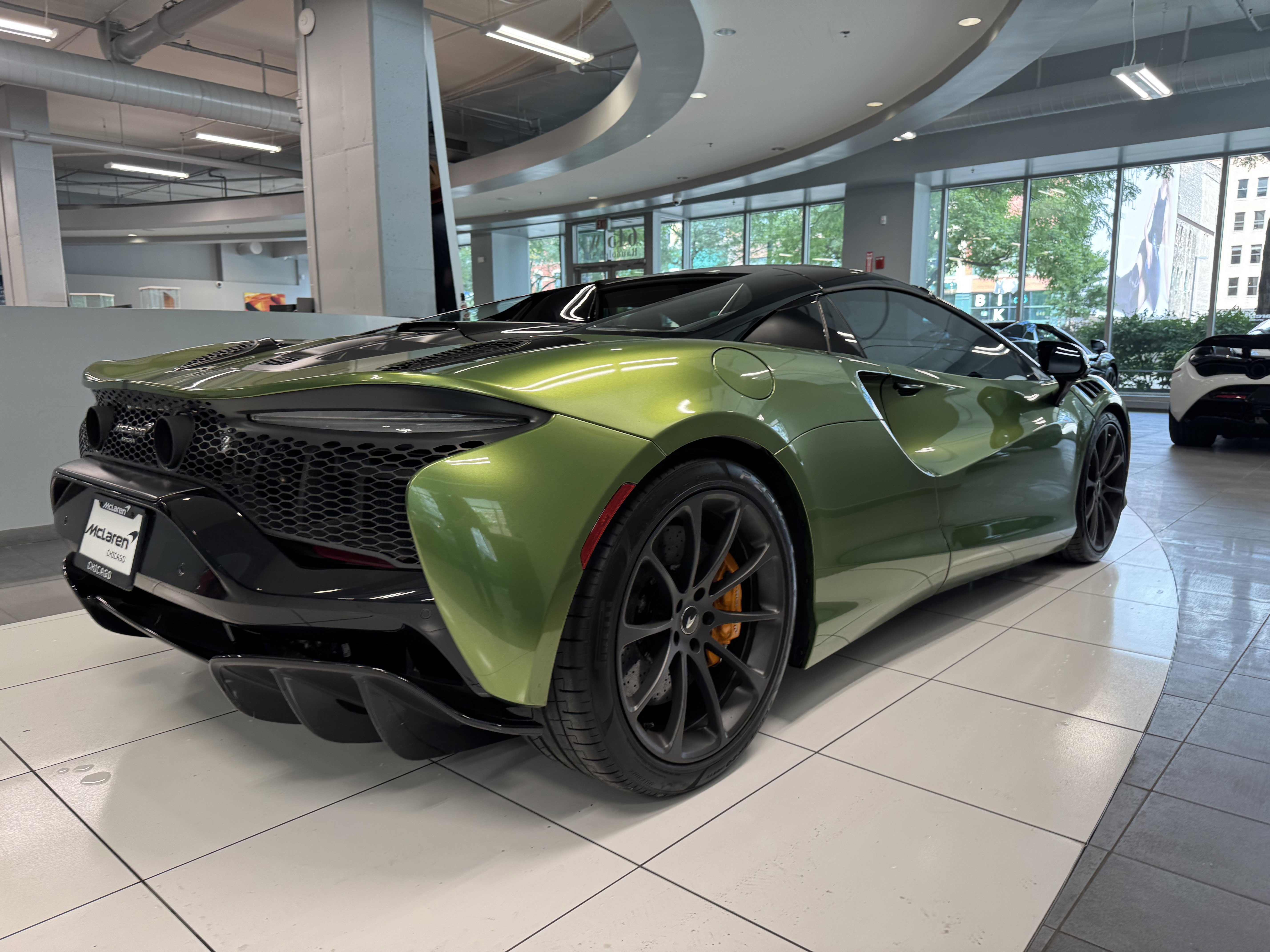 Used 2025 McLaren Artura Spider image 6