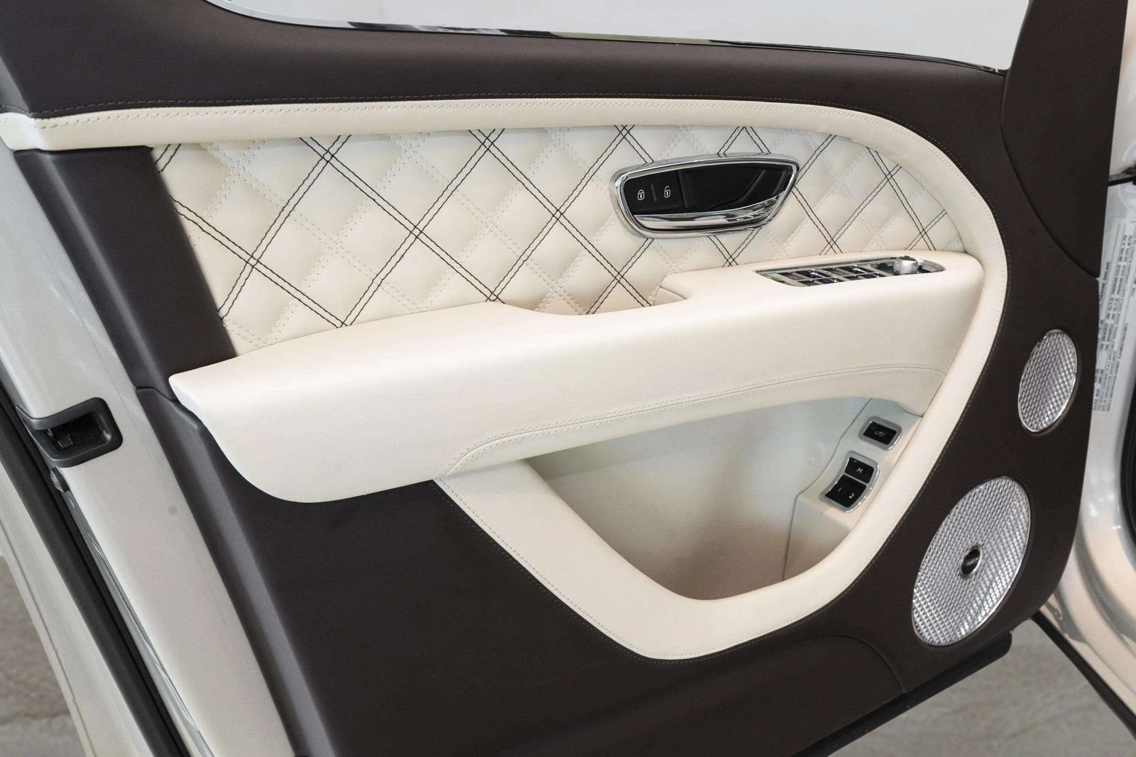 Used 2022 Bentley Bentayga AWD/4WD image 25