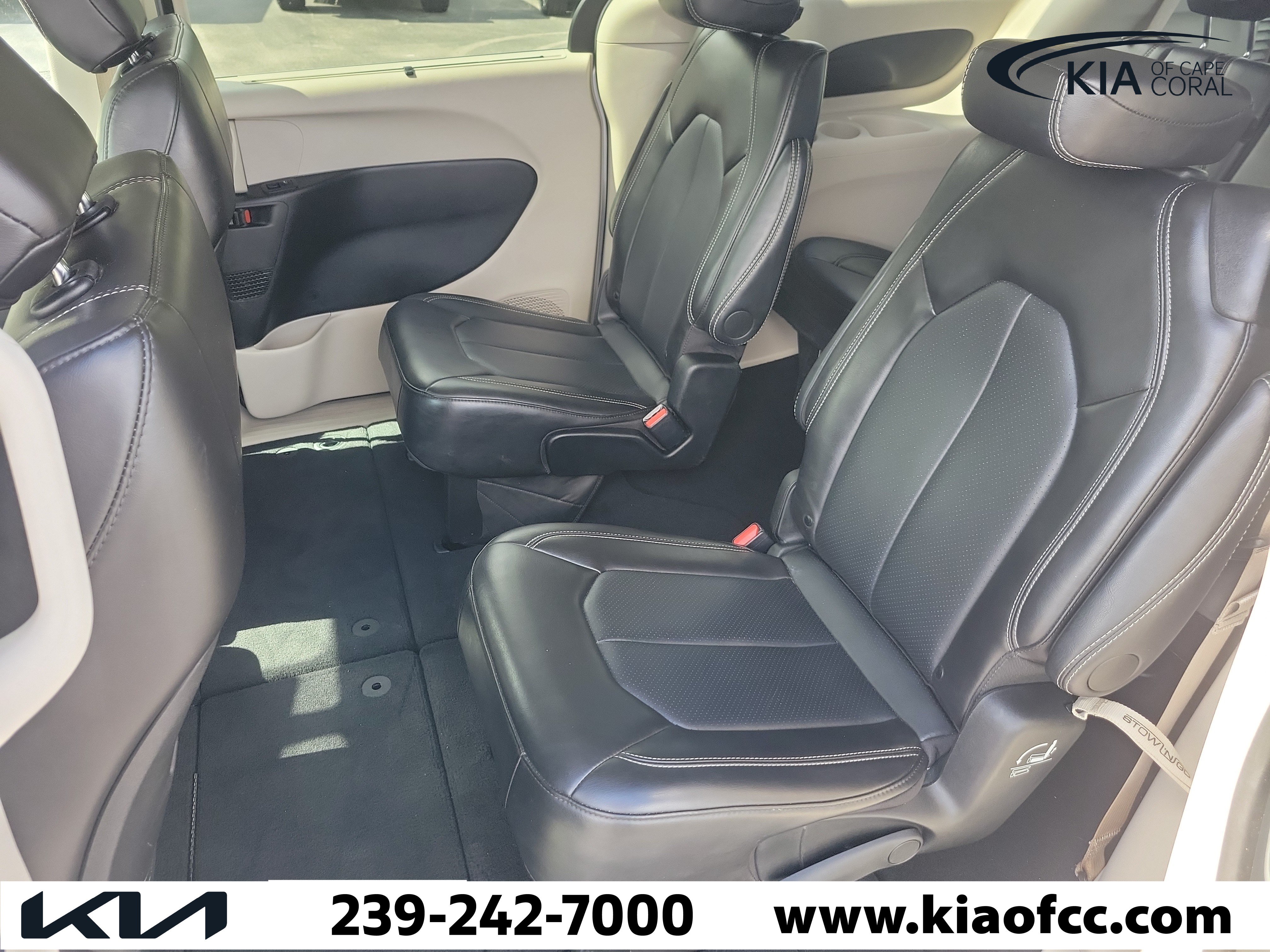 Used 2024 Chrysler Pacifica Touring-L FWD image 11