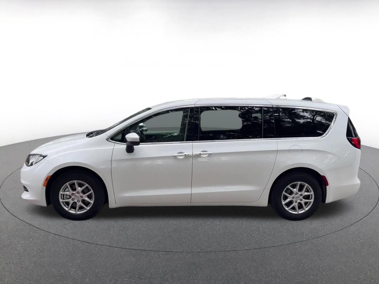 Used 2022 Chrysler Voyager LX FWD image 9