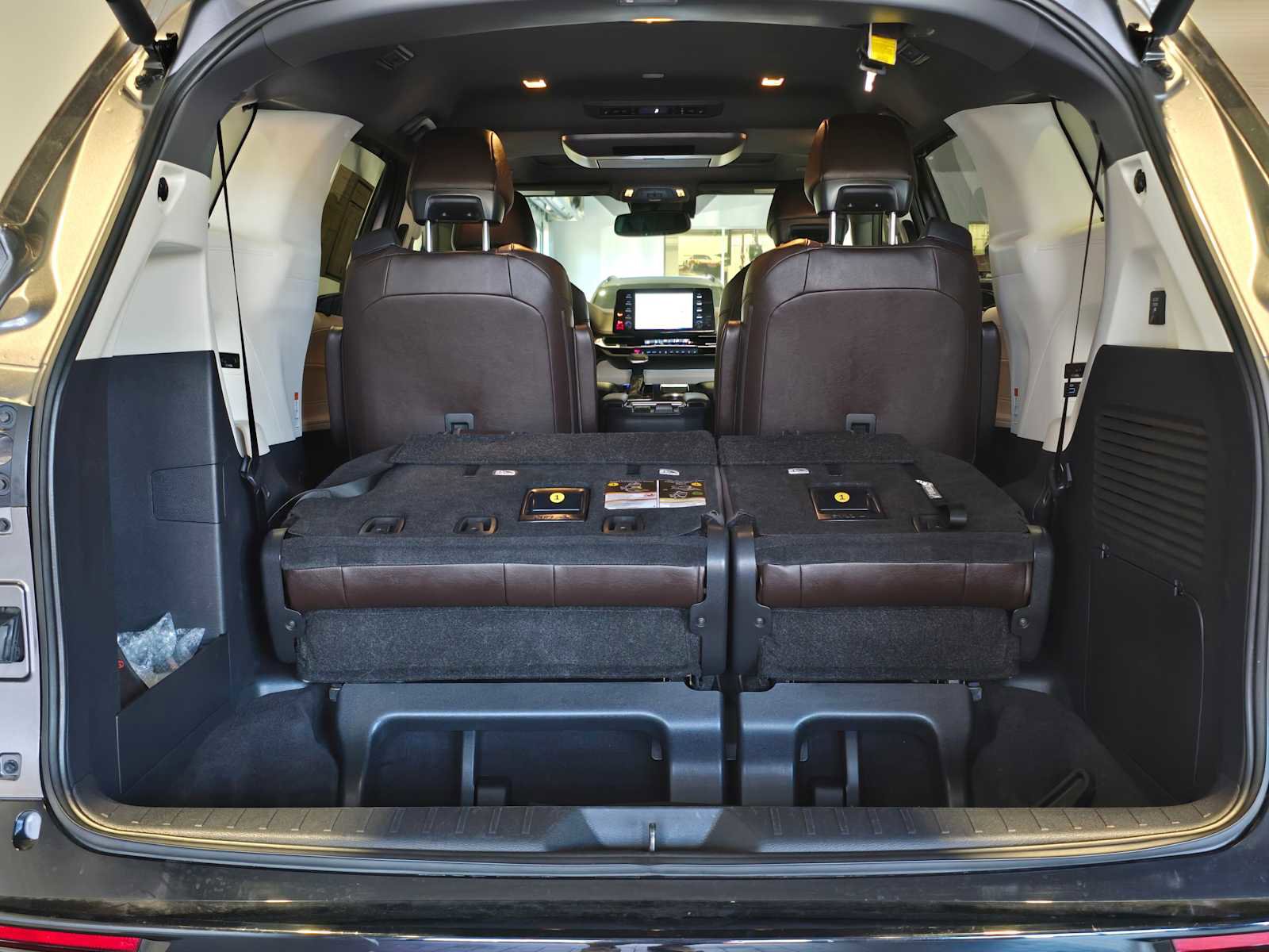 Used 2023 Toyota Sienna Platinum AWD/4WD image 15