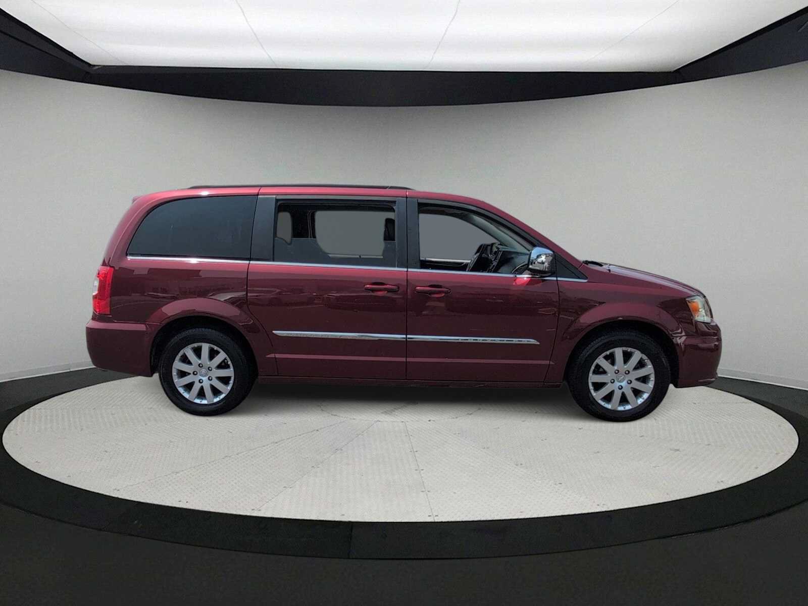 Used 2011 Chrysler Town & Country Touring-L w/ Entertainment Group #2 FWD image 9