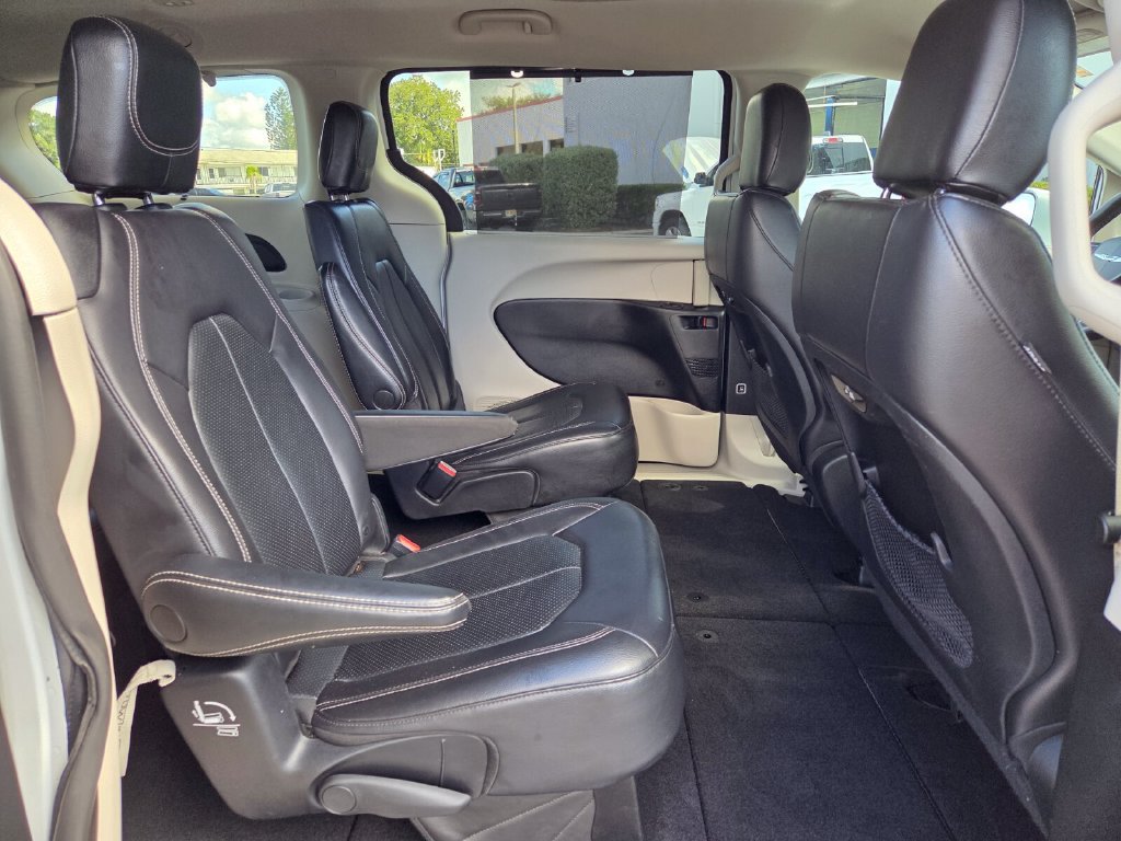 Used 2022 Chrysler Pacifica Touring-L FWD image 17