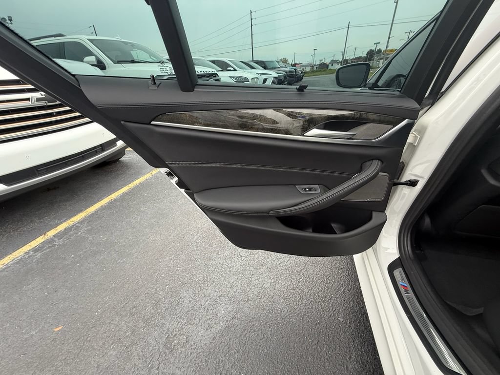 Used 2022 BMW M550i xDrive w/ Executive Package AWD/4WD image 18