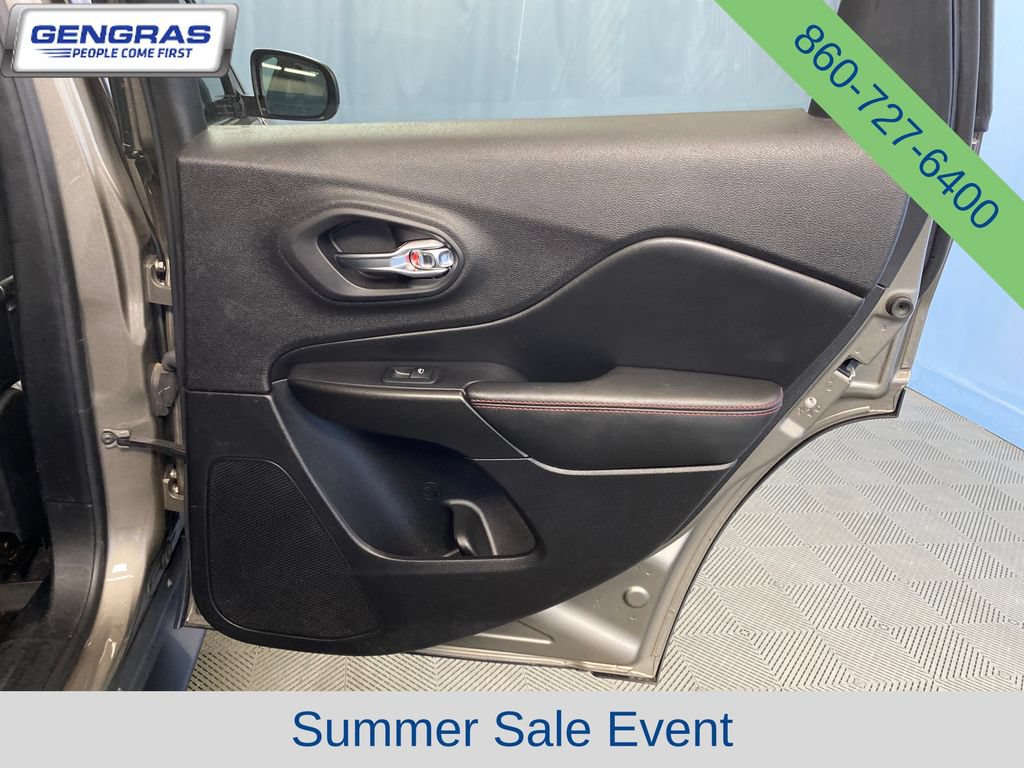 Used 2020 Jeep Cherokee Trailhawk AWD/4WD image 39