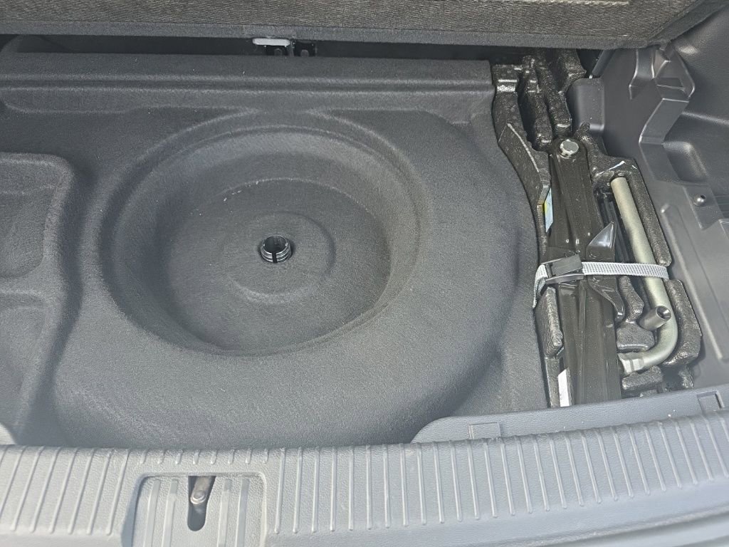 Used 2025 Volkswagen Atlas SE image 16