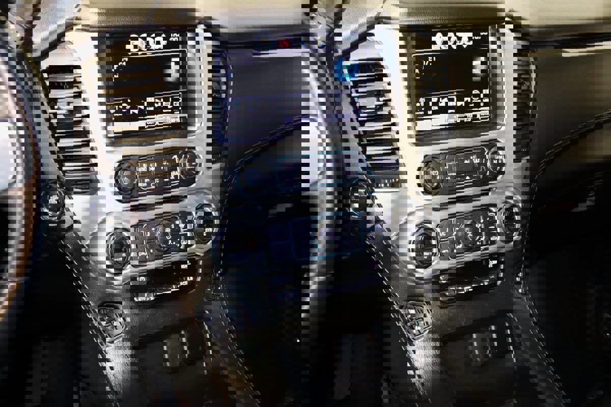 Used 2017 GMC Yukon SLT image 42