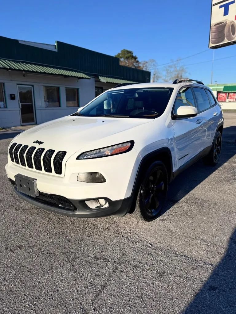 Used 2016 Jeep Cherokee Latitude w/ Cold Weather Group AWD/4WD image 1