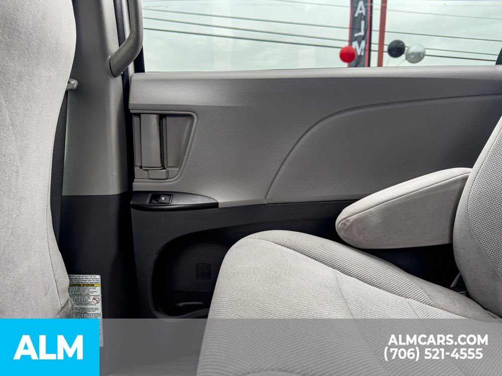 Used 2020 Toyota Sienna L image 16