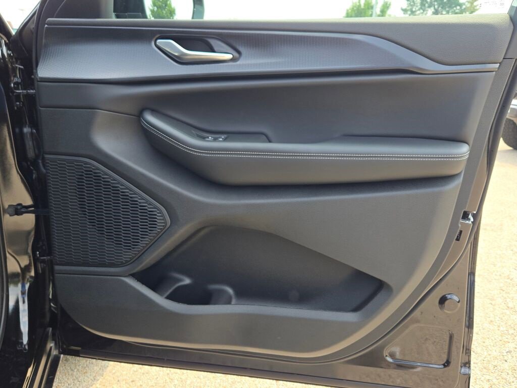 New 2025 Jeep Grand Cherokee L Laredo image 9