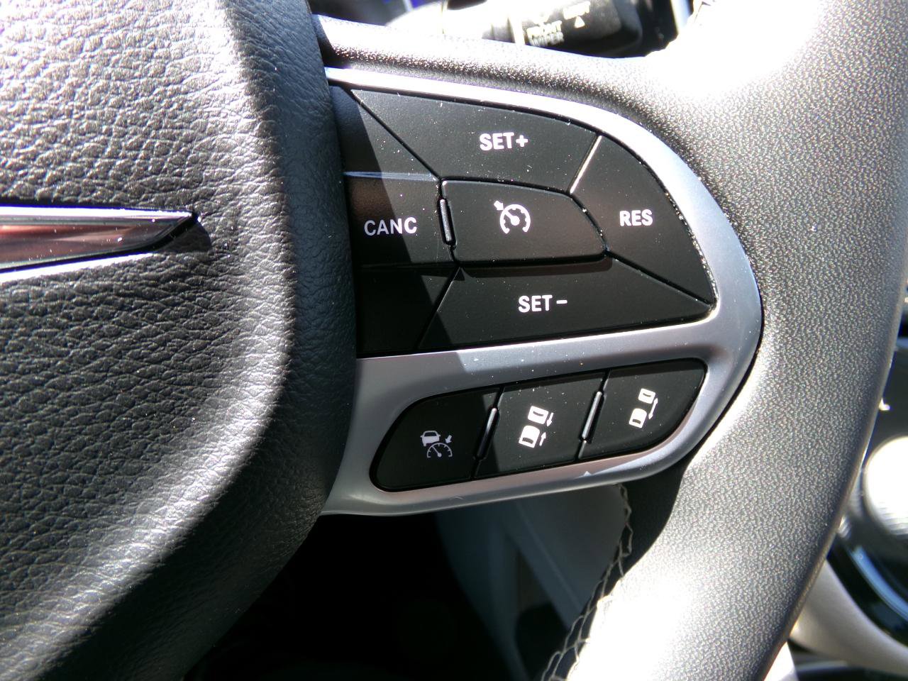 Used 2022 Chrysler Pacifica Limited FWD image 18