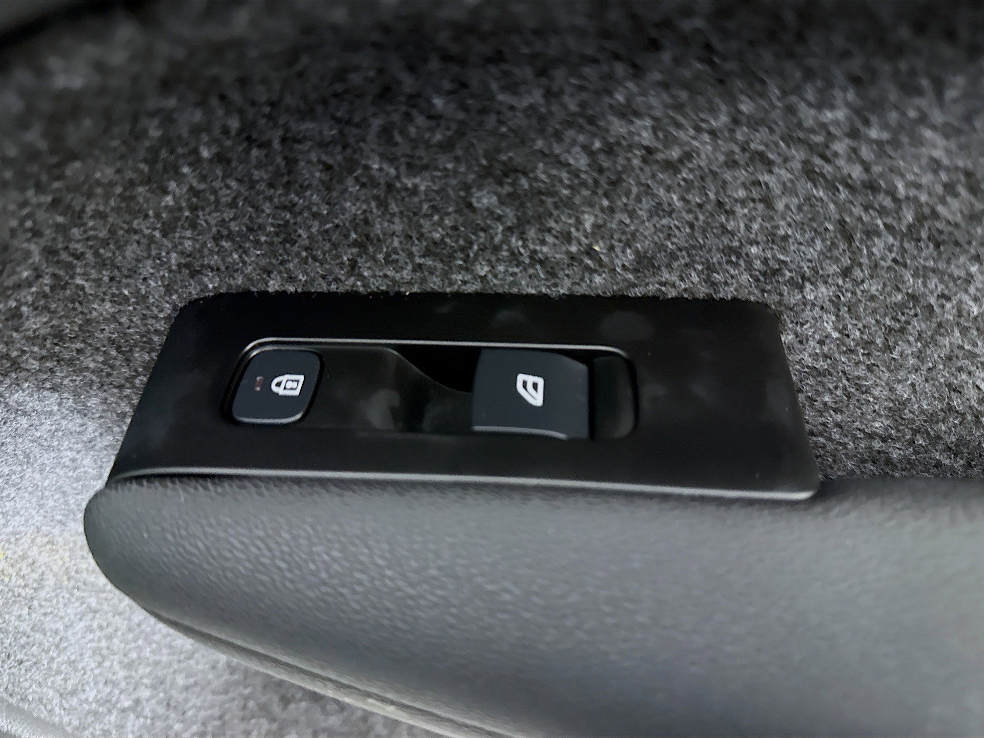 Used 2022 Volvo XC40 P8 Recharge Plus image 30