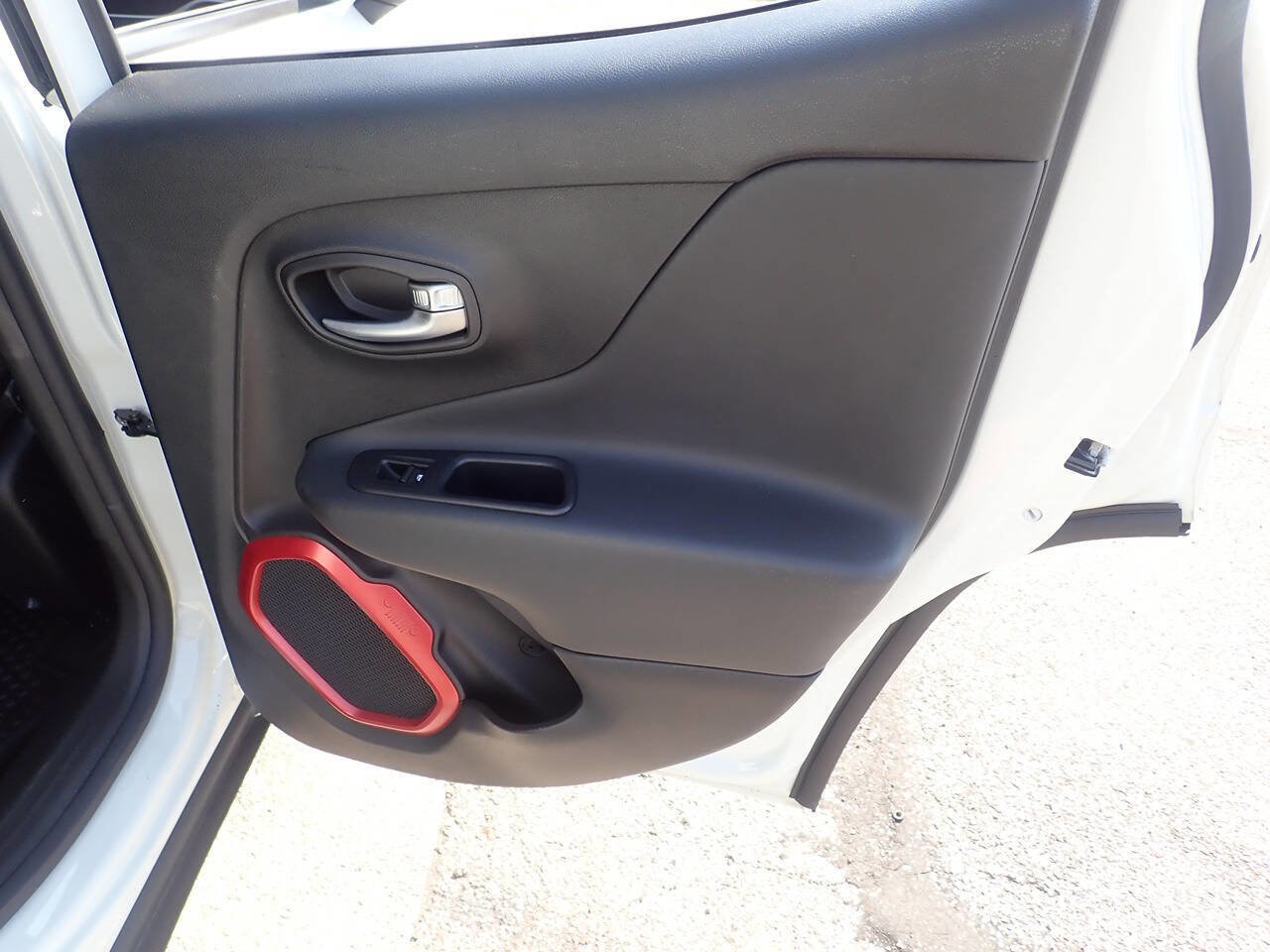 Used 2016 Jeep Renegade Trailhawk w/ Cold Weather Group image 31