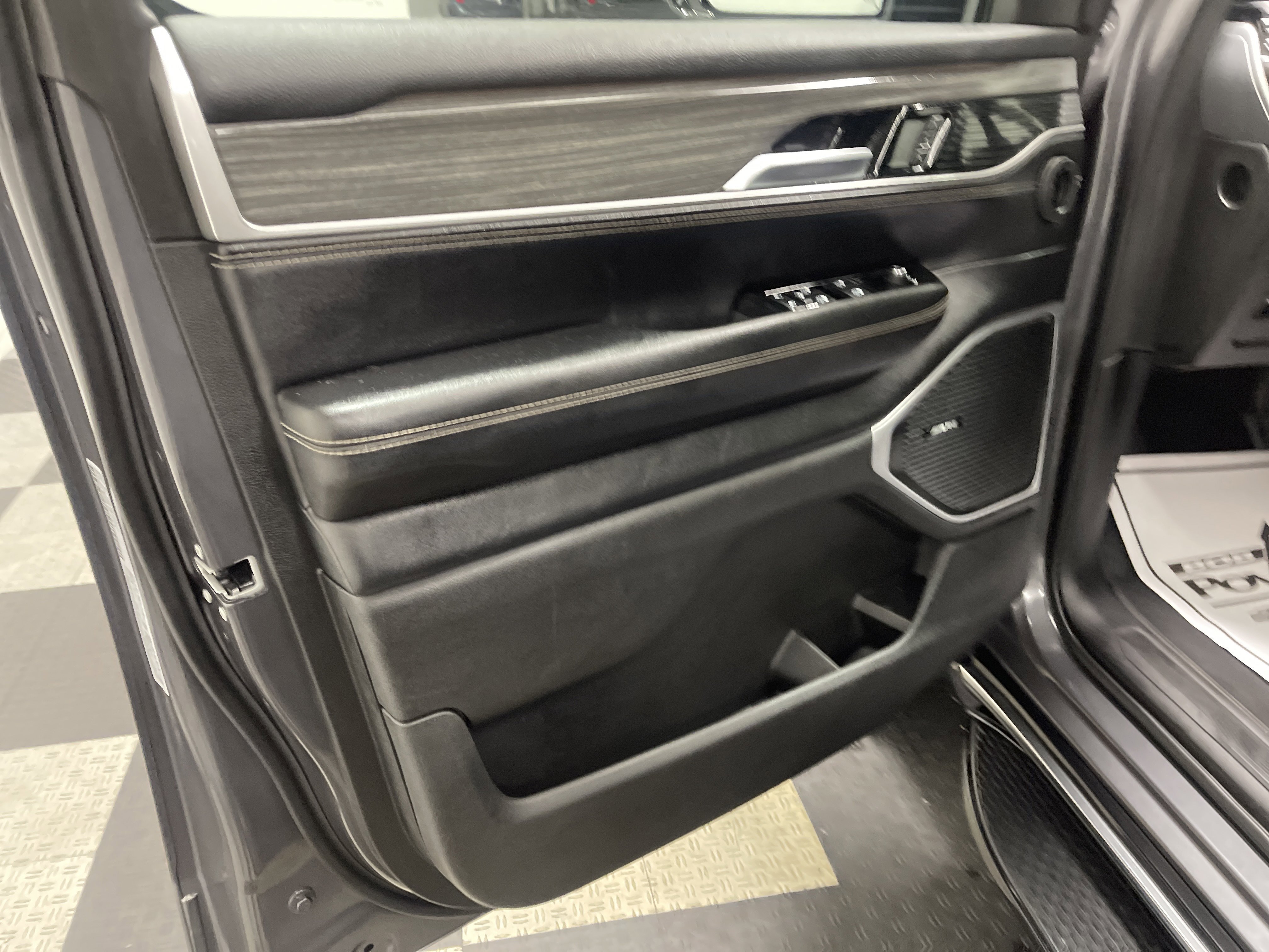 Used 2024 Jeep Wagoneer L Series II w/ Flexible Seating Group image 10