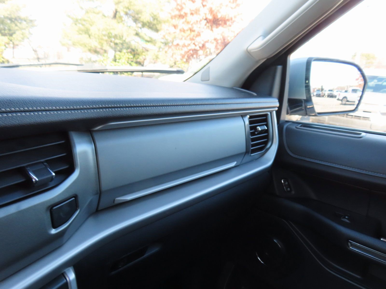 Used 2024 Ford Expedition Max XLT image 23