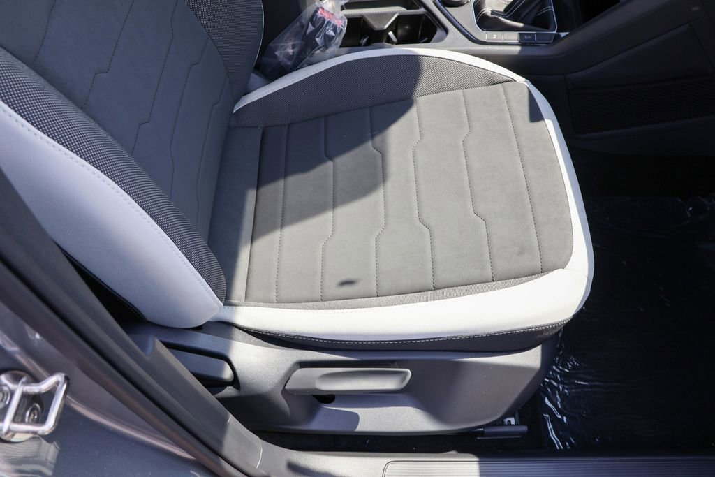 New 2025 Volkswagen Taos SE image 43