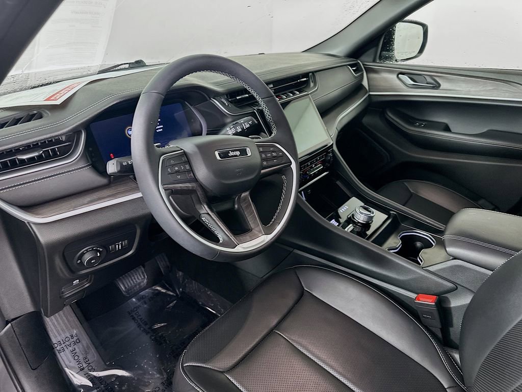 Certified 2025 Jeep Grand Cherokee Limited w/ Luxury Tech Group II image 17