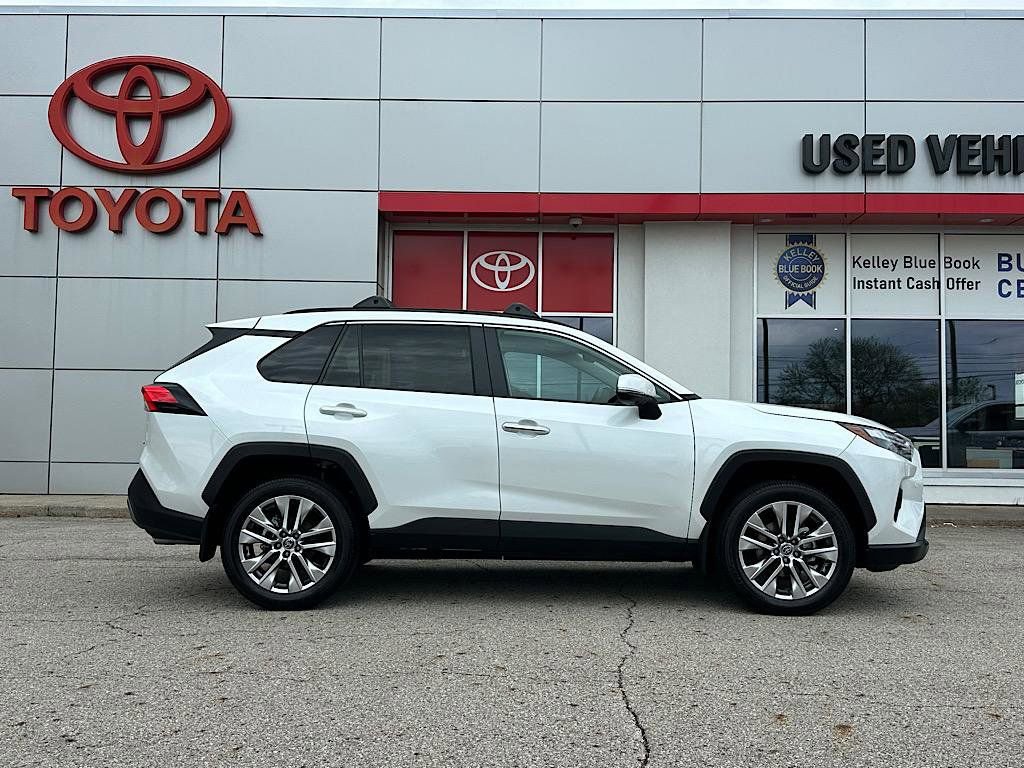 Used 2025 Toyota RAV4 Limited w/ Advanced Technology Package image 7