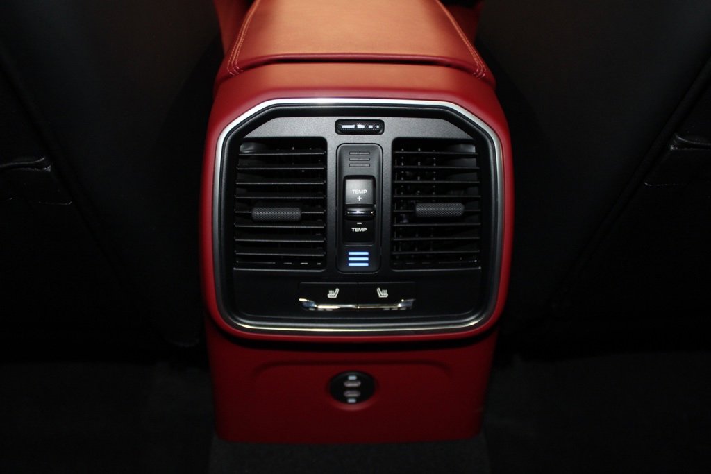 Certified 2025 Porsche Macan image 34