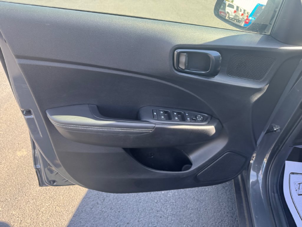 Used 2025 Hyundai Venue Limited FWD image 16