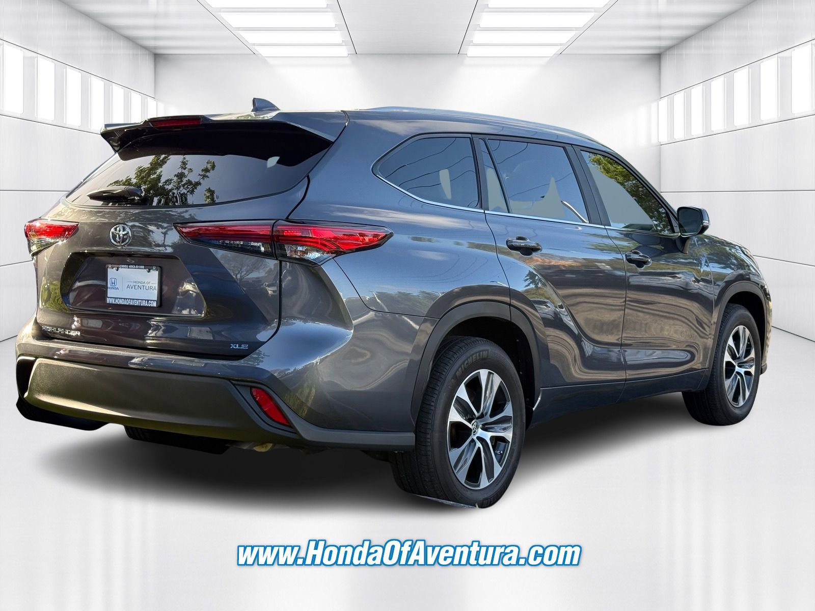 Used 2023 Toyota Highlander XLE FWD image 5