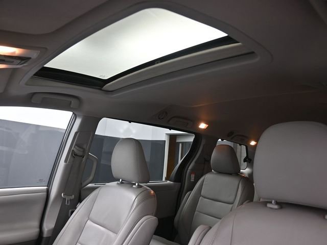 Used 2018 Toyota Sienna XLE FWD image 23