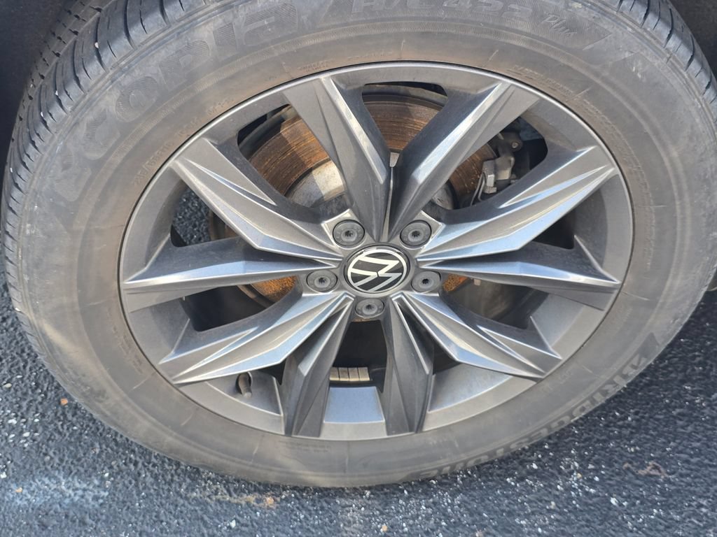 Used 2023 Volkswagen Tiguan SE w/ Panoramic Sunroof Package FWD image 8