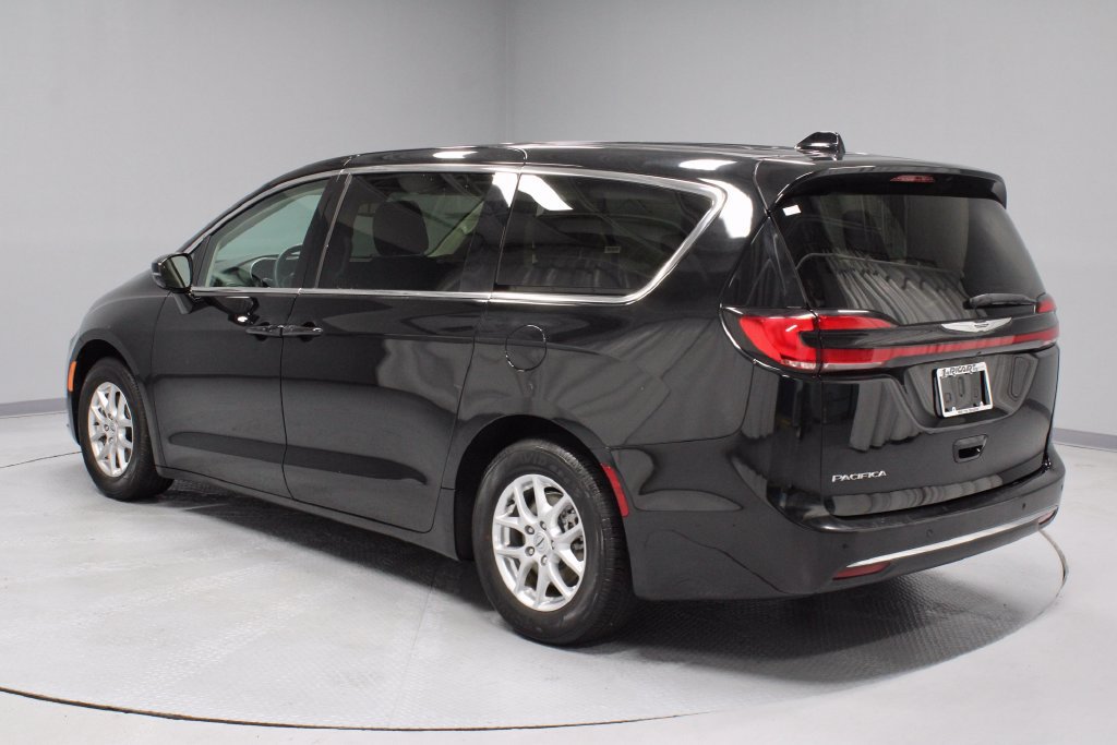 Used 2024 Chrysler Pacifica Touring-L FWD image 9