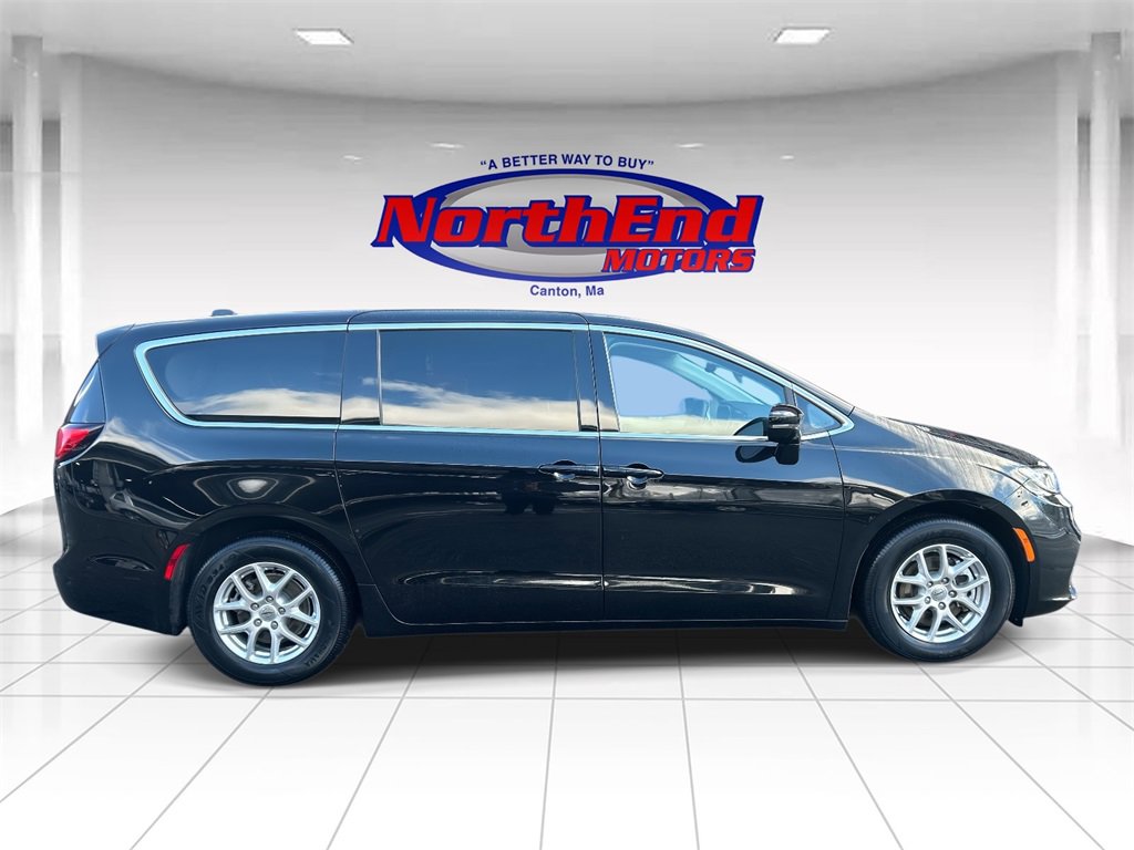 Used 2024 Chrysler Pacifica Touring-L image 2
