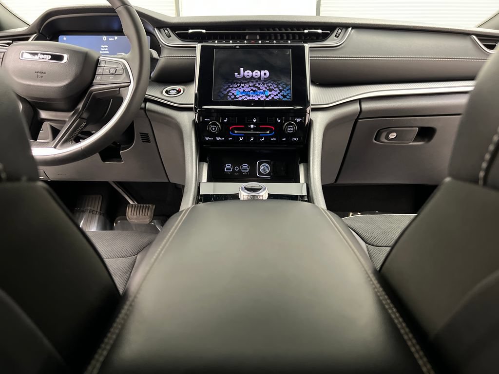 Used 2025 Jeep Grand Cherokee Altitude AWD/4WD image 42