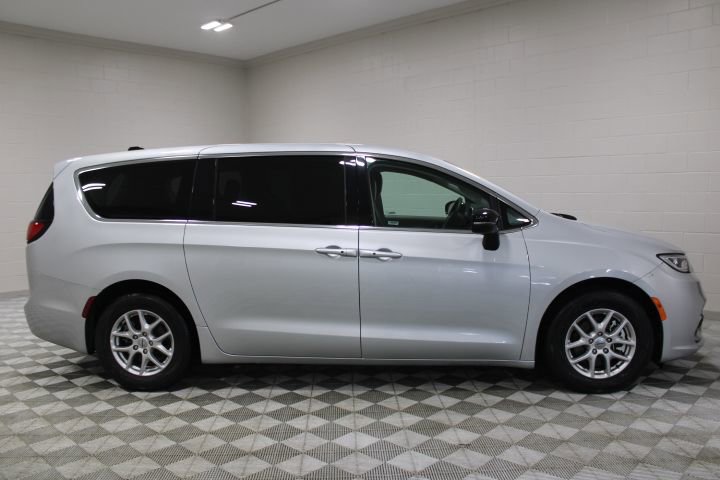 Used 2024 Chrysler Pacifica Touring-L image 12