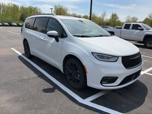 Used 2023 Chrysler Pacifica Touring-L w/ Uconnect Theater Family Group AWD/4WD image 3