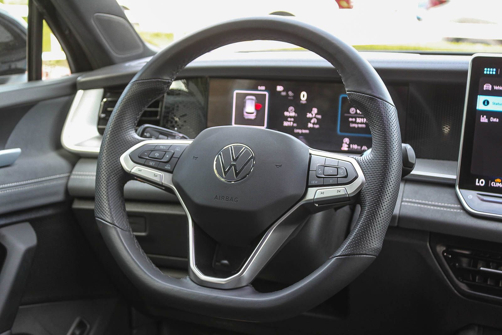 Used 2025 Volkswagen Tiguan SE R-Line AWD/4WD image 16