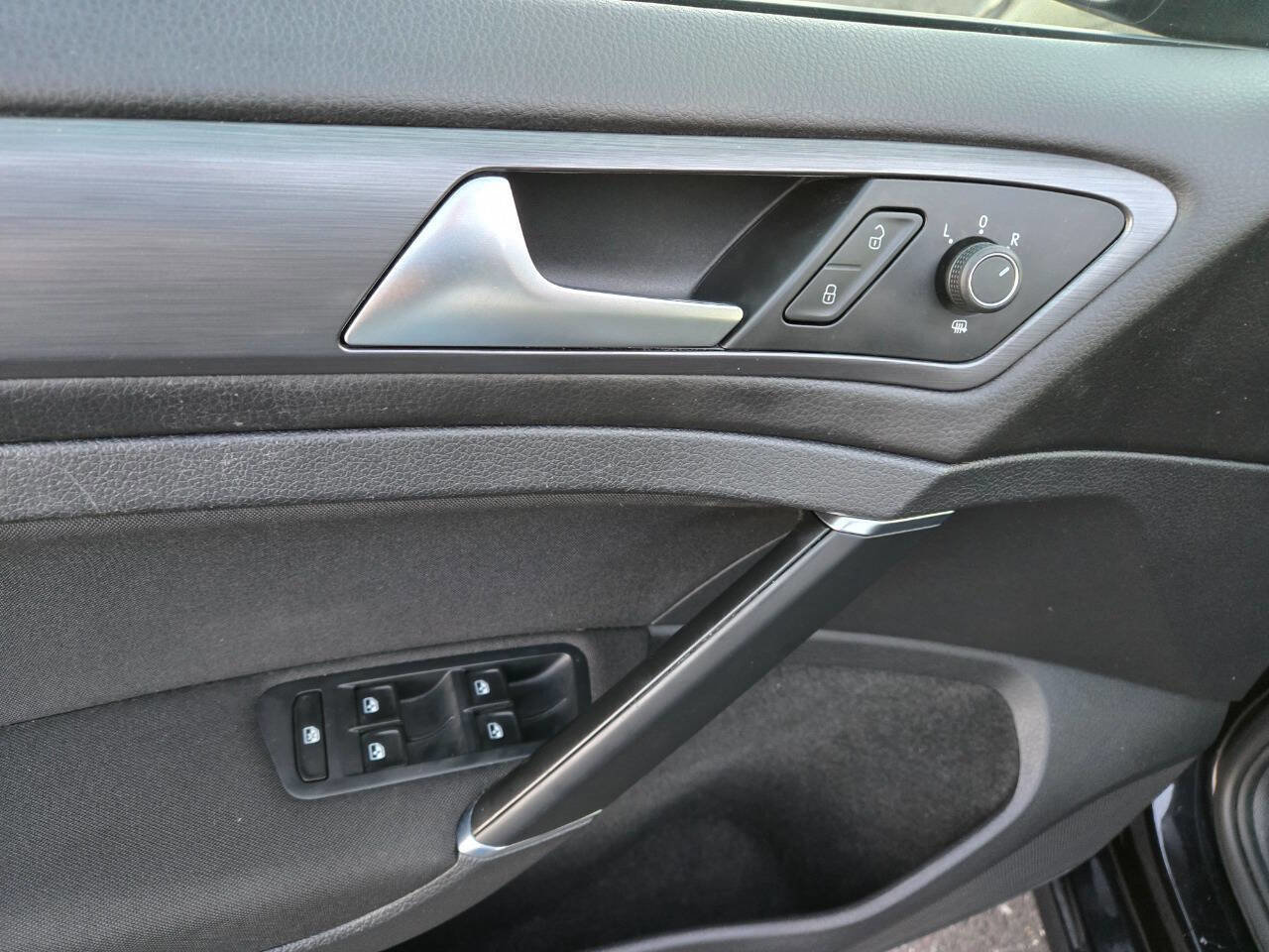 Used 2018 Volkswagen Golf S image 15