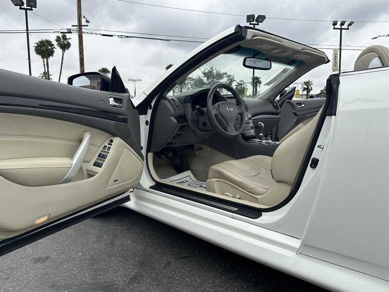 Used 2014 INFINITI Q60 Convertible w/ Premium Package RWD image 16