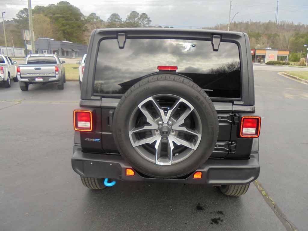 Used 2024 Jeep Wrangler Unlimited w/ Convenience Group AWD/4WD image 4