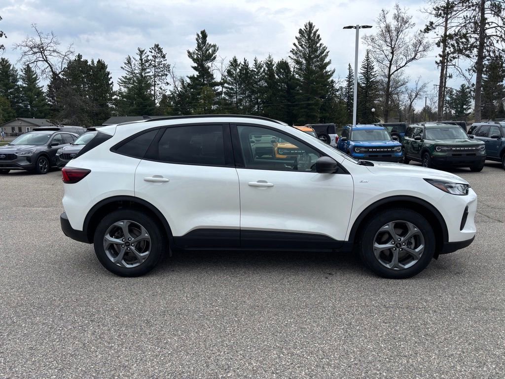 Used 2025 Ford Escape ST-Line w/ Tech Pack #1 AWD/4WD image 2