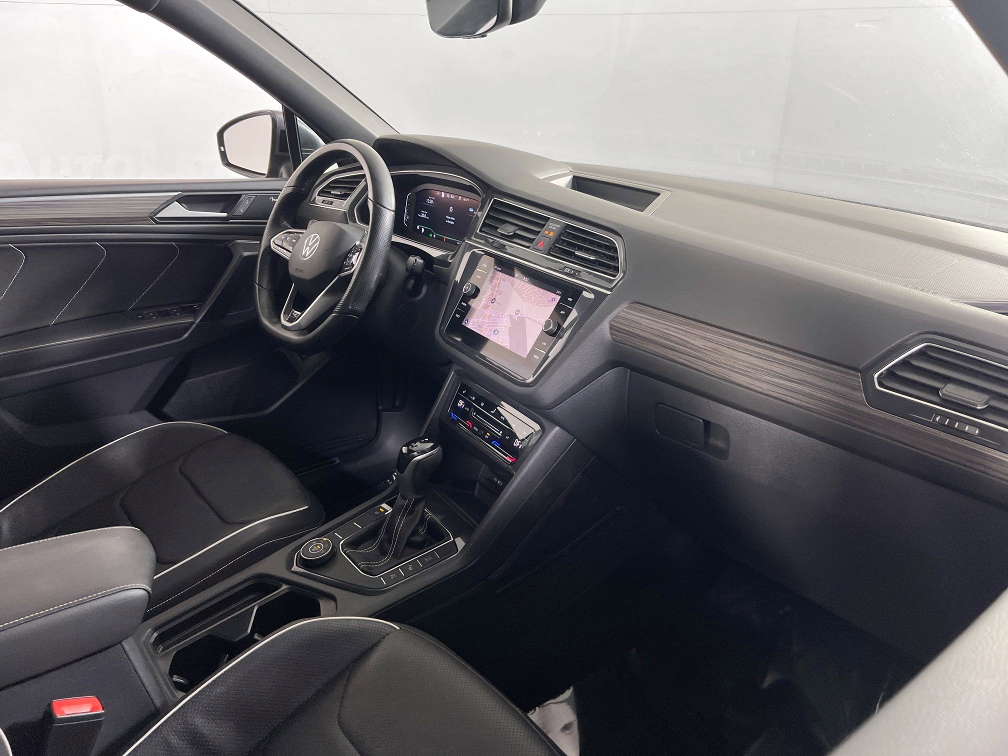 Used 2022 Volkswagen Tiguan SEL R-Line image 29