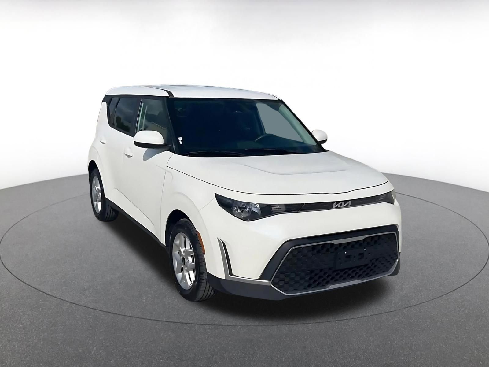Used 2025 Kia Soul LX w/ LX Technology Package FWD image 3