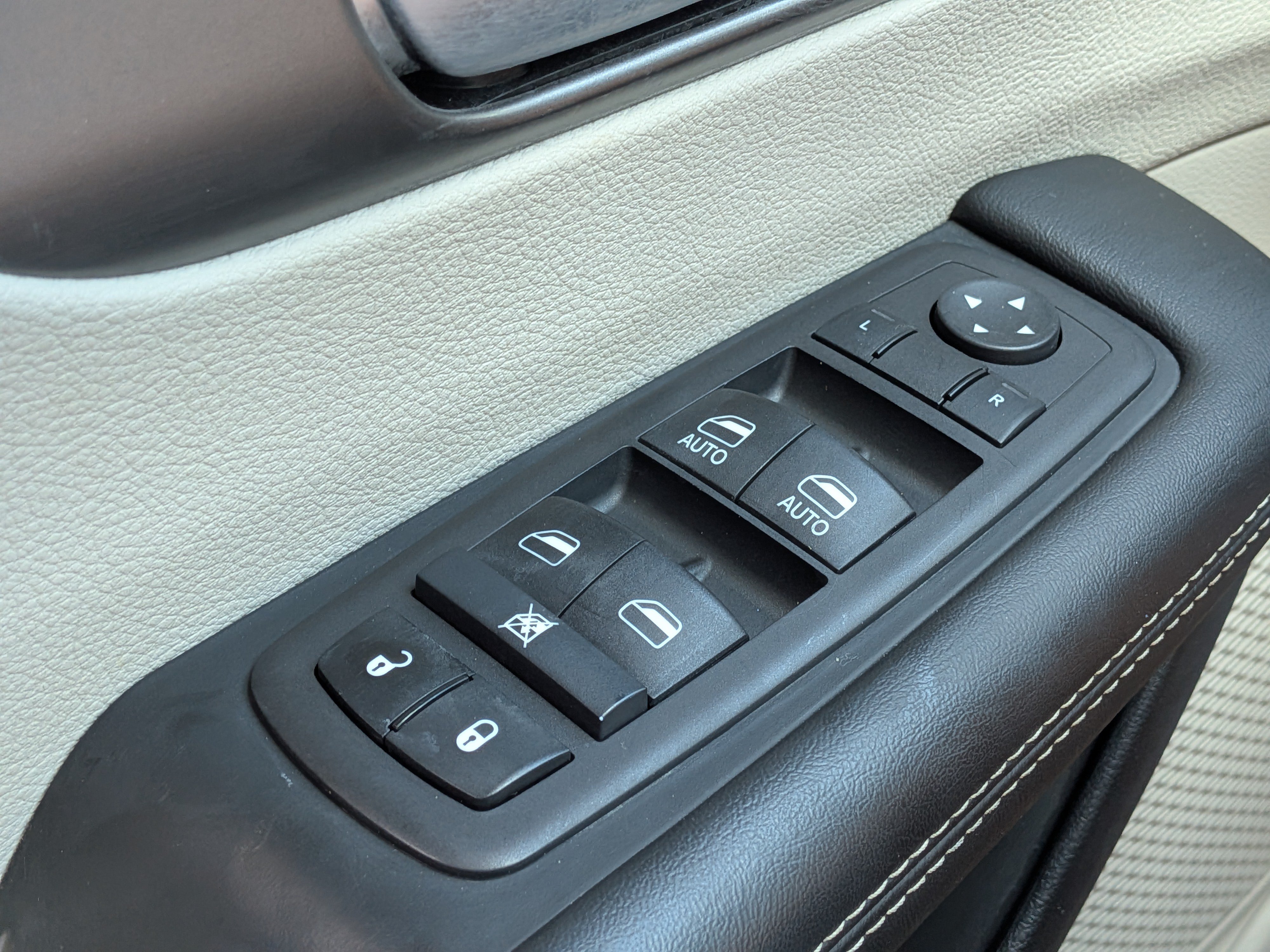 Used 2024 Chrysler Pacifica Limited FWD image 24