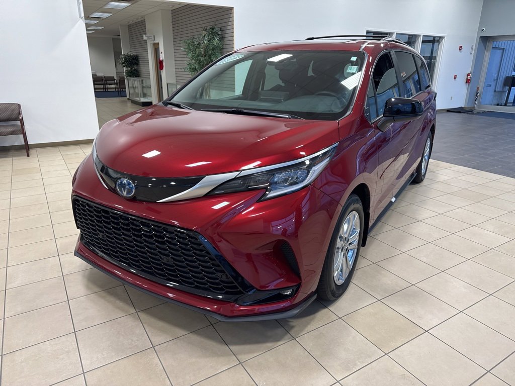 Used 2022 Toyota Sienna XSE image 3