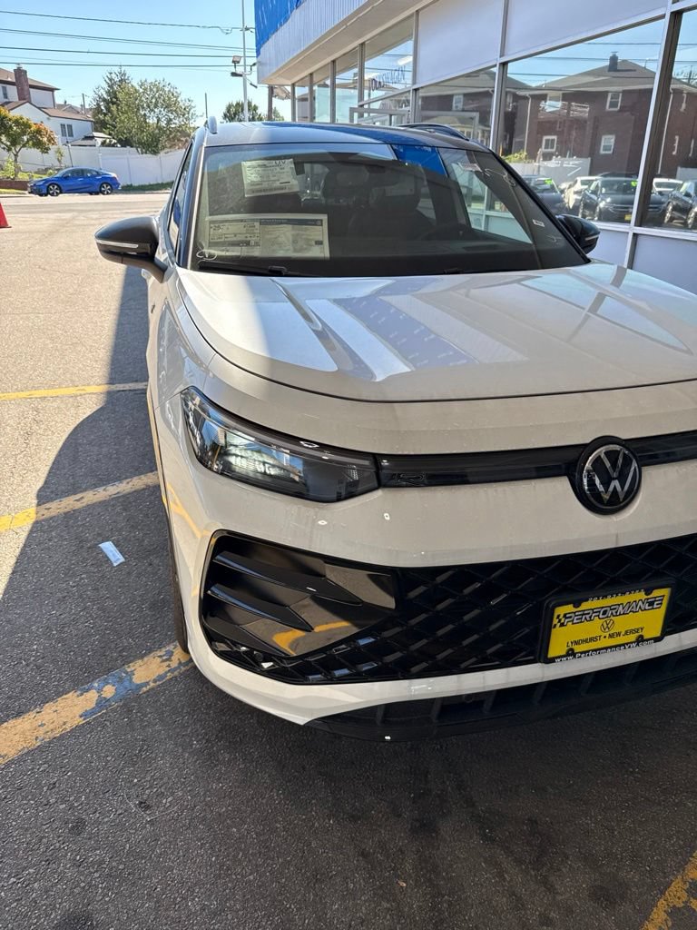 New 2026 Volkswagen Tiguan SE R-Line AWD/4WD image 2